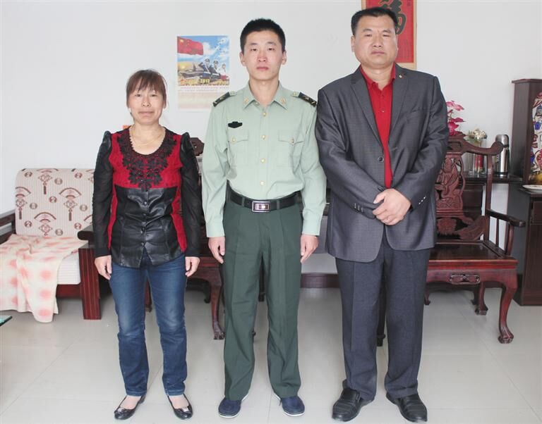 圈子 - 李法明、刘金花夫妻关心国防建设送子参